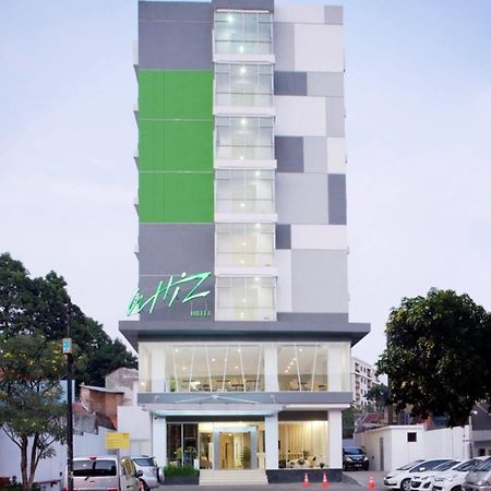 Whiz Hotel Cikini Джакарта Екстериор снимка