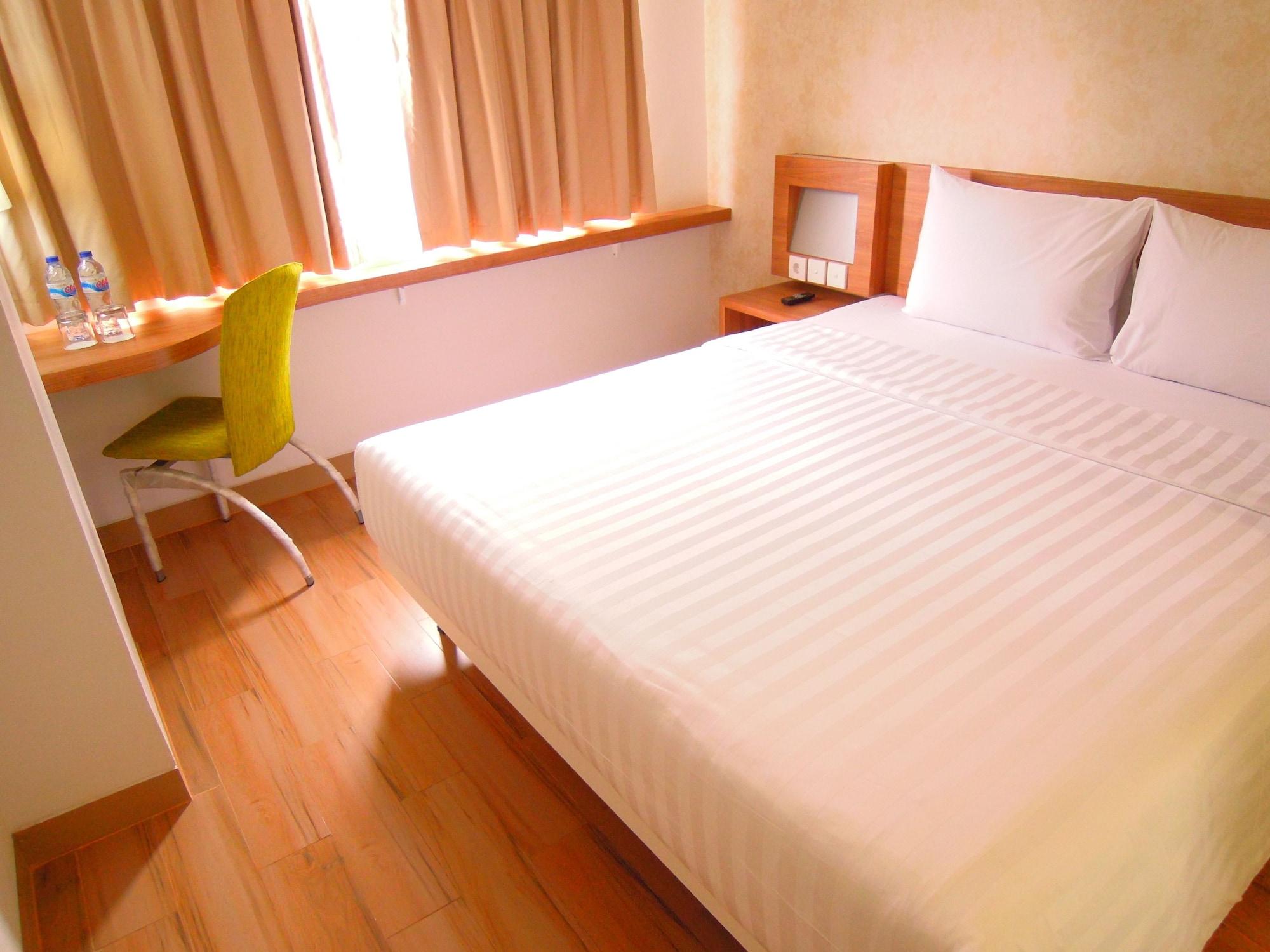 Whiz Hotel Cikini Джакарта Екстериор снимка