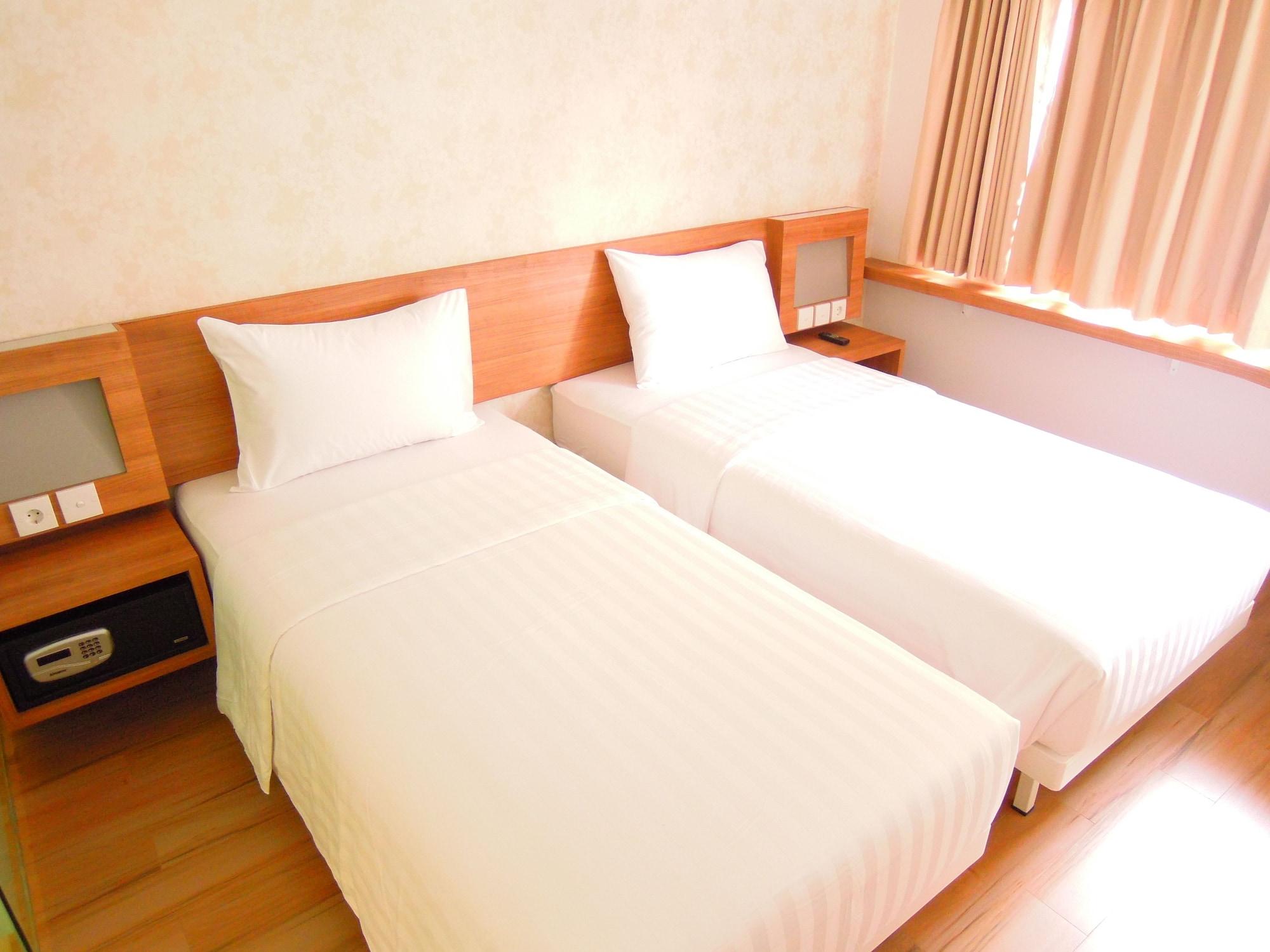 Whiz Hotel Cikini Джакарта Екстериор снимка