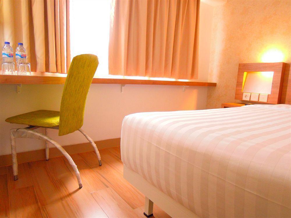 Whiz Hotel Cikini Джакарта Екстериор снимка