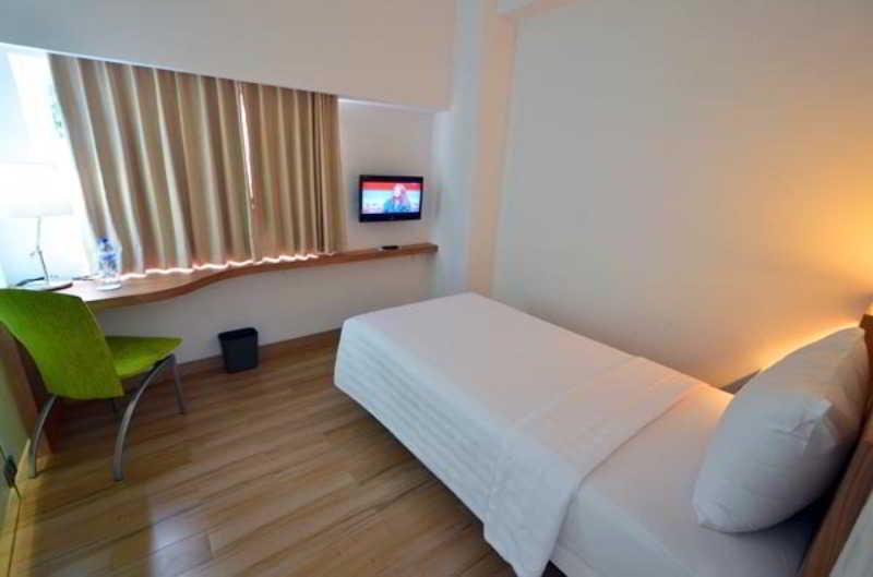 Whiz Hotel Cikini Джакарта Екстериор снимка