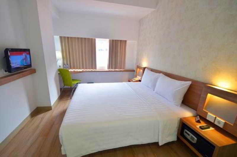 Whiz Hotel Cikini Джакарта Екстериор снимка