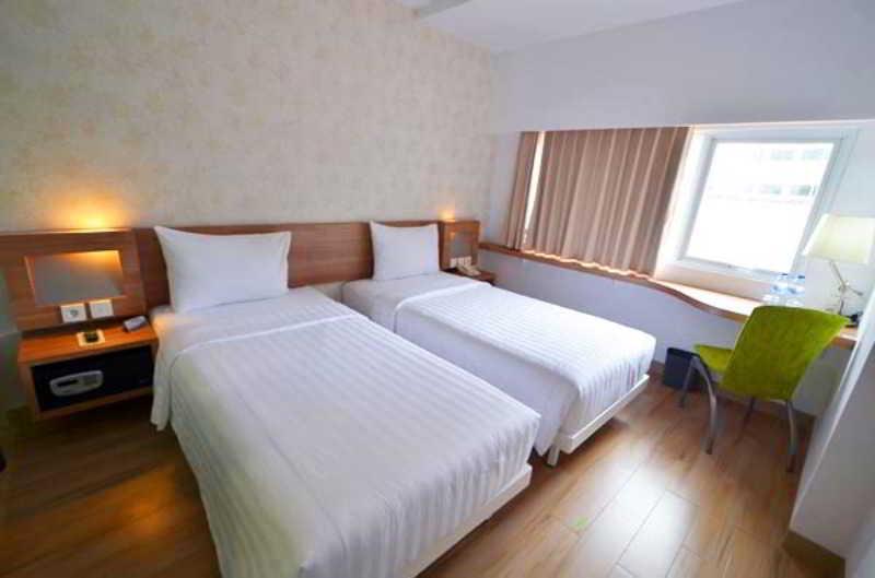 Whiz Hotel Cikini Джакарта Екстериор снимка