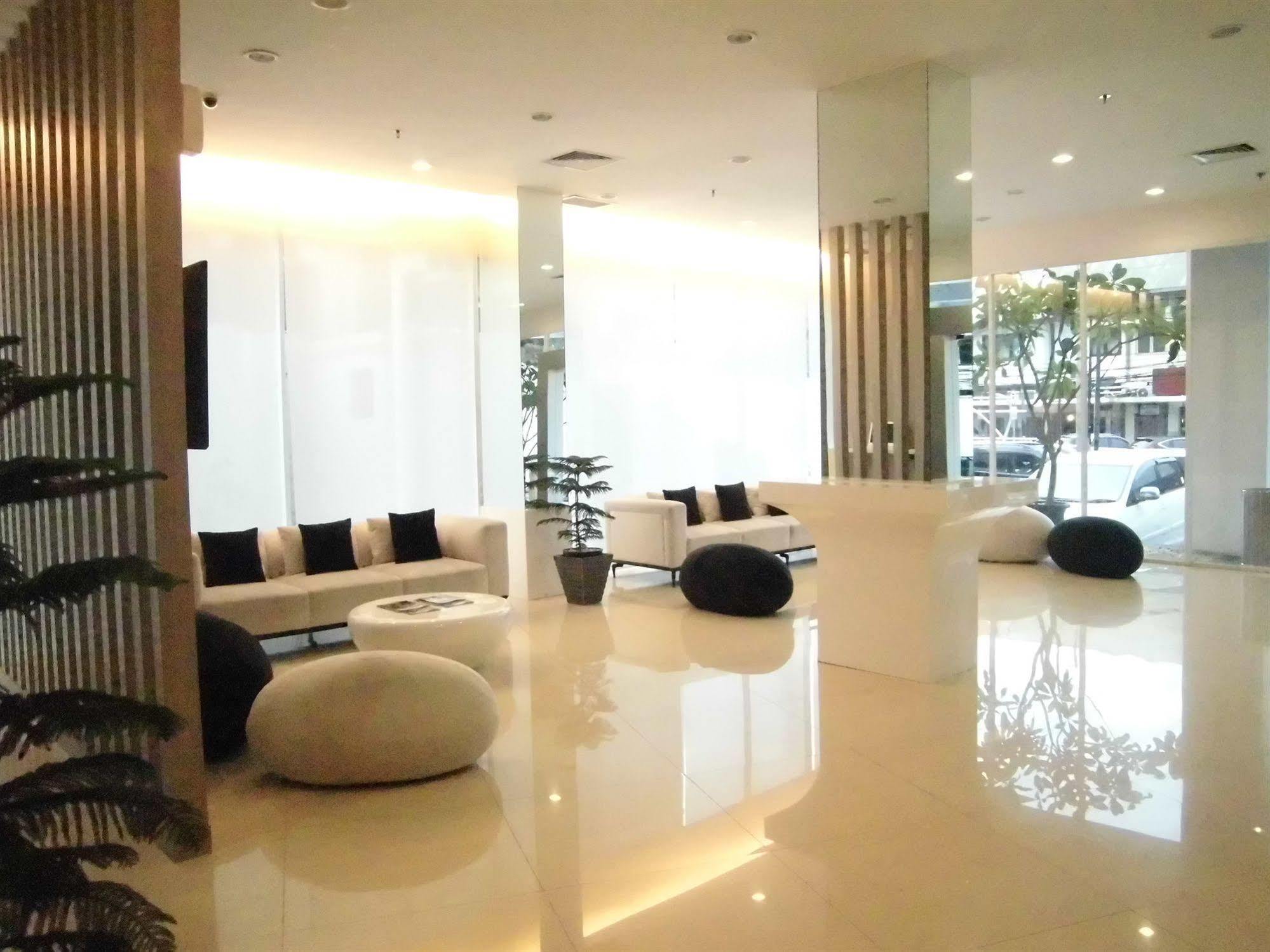 Whiz Hotel Cikini Джакарта Екстериор снимка