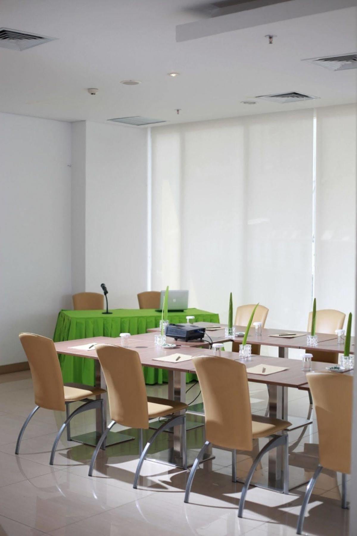 Whiz Hotel Cikini Джакарта Екстериор снимка